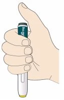 Una mano tiene verticalmente una penna iniettore medica di colore bianco e blu con la scritta 50 mg visibile sulla parte superiore