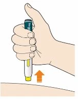 Una mano impugna verticalmente un dispositivo medico bianco e nero per iniettare un farmaco sulla pelle del braccio con una freccia arancione verso l'alto