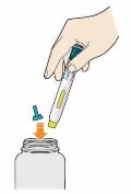 Una mano impugna una penna iniettiva per inserire l'ago nel flacone di medicinale indicato da una freccia arancione verso il basso