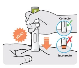 Illustrazione medica che mostra una mano che impugna un autoiniettore su una superficie cutanea con indicazioni su posizionamento corretto e errato