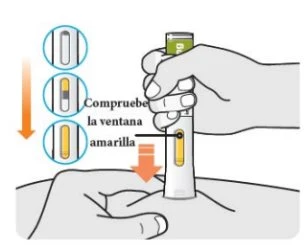 Una mano impugna un autoiniettore appoggiandolo sulla pelle mentre tre cerchi mostrano il controllo della finestra gialla con frecce arancioni