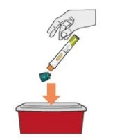 Una mano tiene un contenitore bianco e giallo sopra un contenitore rosso, con una freccia arancione che indica lo smaltimento verso il basso