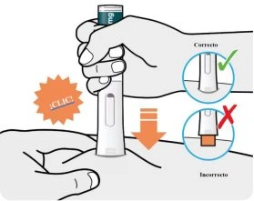 Illustrazione medica che mostra la mano che preme un autoiniettore sulla pelle con un segno di spunta verde per il corretto posizionamento e una X rossa per quello errato