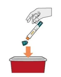 Una mano tiene una penna iniettore bianca e azzurra sopra un contenitore rosso per lo smaltimento di oggetti taglienti con una freccia arancione
