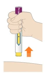 Una mano stringe una penna iniettiva bianca e gialla sopra la pelle del braccio con una freccia arancione rivolta verso l'alto
