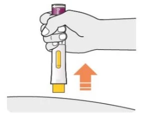 Una mano impugna una penna iniettiva verticale sopra la pelle con una freccia arancione rivolta verso l'alto che indica il movimento di sollevamento