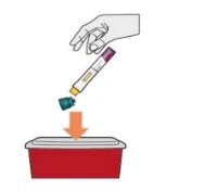 Una mano tiene un tubetto di crema e lo inserisce in un contenitore rosso con un coperchio bianco indicato da una freccia arancione verso il basso