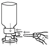 Disegno tecnico che mostra una mano che inserisce un componente laterale in un contenitore cilindrico seguendo le frecce direzionali