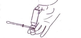 Una mano tiene un flaconcino mentre l'altra utilizza un dispositivo a leva per stappare o aprire il tappo del contenitore medico