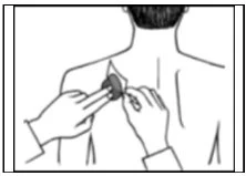 Disegno in bianco e nero di una persona di spalle che applica un cerotto circolare sulla parte superiore della schiena con entrambe le mani