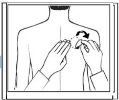 Disegno schematico di una persona di spalle con due mani che applicano un cerotto sulla parte superiore della schiena seguendo una freccia curva