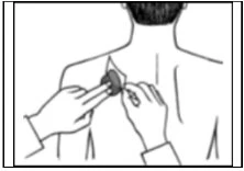 Disegno in bianco e nero di una persona di spalle che applica un cerotto medicinale sulla parte superiore della schiena con entrambe le mani
