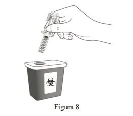Una mano tiene una siringa sopra un contenitore per rifiuti biologici con simbolo di rischio biologico per lo smaltimento sicuro