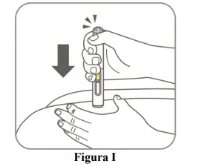 Una mano impugna verticalmente un dispositivo medico a penna verso la coscia sostenuta dall'altra mano con una freccia rivolta verso il basso