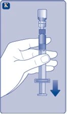 Una mano tiene una siringa in verticale e preme lo stantuffo verso il basso, indicato da una freccia blu, per aspirare il liquido dal flacone