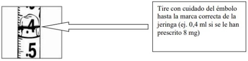 Dettaglio di una siringa con una freccia che indica la tacca dello 0,4 ml sul cilindro graduato tra i numeri 4 e 5