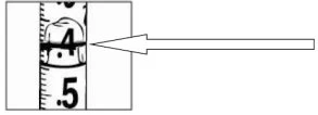 Close-up of a syringe with graduated scale where an arrow indicates the mark at number 4 between the 5 and 0.5 markings