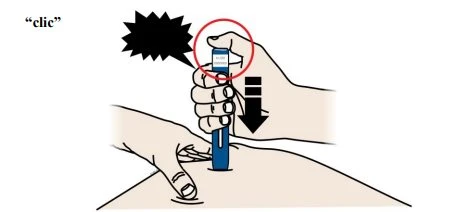 Una mano impugna una penna iniettiva blu contro la pelle della coscia con una freccia verso il basso e un cerchio rosso sulla parte superiore
