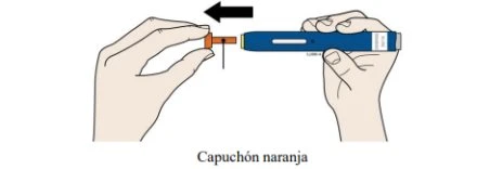 Due mani rimuovono il cappuccio arancione da una penna iniettiva blu tramite una freccia nera che indica il movimento verso sinistra