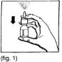 Una mano tiene un flacone di vetro mentre una freccia nera indica il movimento verso il basso per l'erogazione di un liquido a spruzzo