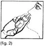 Disegno in bianco e nero di una mano che tiene un flacone spray vicino alla bocca di una persona per l'inalazione del farmaco