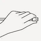 Disegno a linee nere di una mano che impugna saldamente un piccolo dispositivo medico cilindrico o una penna per iniezione