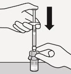Una mano tiene una siringa e la spinge verso il basso con una freccia nera per aspirare il liquido da un piccolo flacone di vetro