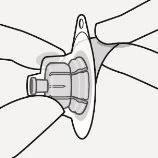 Due mani tengono e posizionano un dispositivo medico circolare con base piatta e una struttura centrale rialzata per l'iniezione