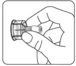 Una mano tiene e manipola un piccolo dispositivo medico cilindrico con una base larga e un connettore stretto per l'applicazione del farmaco