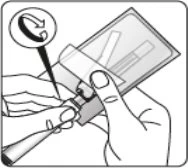 Due mani tengono un dispositivo medico con una freccia circolare che indica il movimento di rotazione per l'apertura o l'attivazione