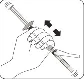 Una mano impugna una siringa con un movimento di scorrimento avanti e indietro indicato da due frecce nere diagonali