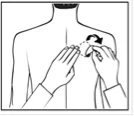 Due mani applicano un cerotto sul torace di un busto umano seguendo una freccia curva che indica il movimento di rotazione per l'applicazione