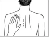 Disegno in bianco e nero del busto di una persona vista di schiena con una mano che tocca la parte superiore della colonna vertebrale