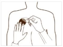 Disegno lineare di una persona che applica un cerotto medicinale sulla parte superiore del petto con entrambe le mani