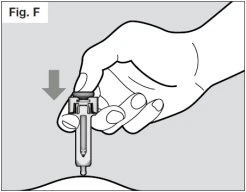 A hand holding vertically an injection pen ready to be applied to the skin with a grey arrow indicating downward direction