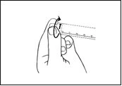 Disegno in bianco e nero di una mano che pizzica la pelle con le dita per sollevare una piega di tessuto, con una freccia curva che indica il movimento