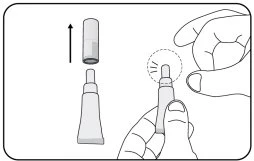 Disegno tecnico che mostra due mani che rimuovono il cappuccio cilindrico da un dispositivo medico con una freccia nera rivolta verso il basso