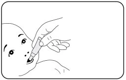 Disegno in bianco e nero di una mano che tiene un applicatore per somministrare il farmaco sulla guancia di un neonato