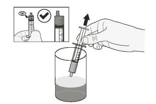 Una mano estrae una siringa da un contenitore con liquido, con un inserto che mostra il controllo del livello del farmaco tramite l'occhio