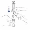 Una mano tiene una siringa e la inserisce verticalmente nel flaconcino di vetro tenuto dall'altra mano con una freccia blu che indica il movimento verso il basso