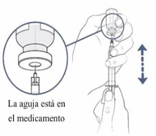 Disegno tecnico di una mano che impugna una siringa con l'ago inserito nel flacone di farmaco e una freccia a doppia punta che indica il movimento