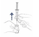 Disegno tecnico che mostra due mani che tengono un flaconcino mentre una terza mano solleva verticalmente una siringa con ago inserito