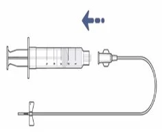 Schema tecnico di una siringa con pistone e un tubo flessibile collegato a un connettore con una freccia blu che indica la direzione di inserimento