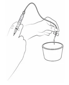 Disegno a linee nere di due mani che maneggiano una penna iniettore collegata a un tubicino per prelevare il liquido da un piccolo contenitore