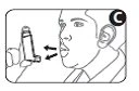 Disegno in bianco e nero di un uomo che tiene un inalatore vicino alla bocca con frecce che indicano l'azione di inalare il farmaco