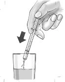 Una mano tiene una siringa con ago rivolto verso il basso per aspirare del liquido da un piccolo contenitore trasparente con una freccia nera