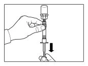 Una mano tiene la parte superiore di una siringa mentre l'altra spinge il pistone verso il basso indicato da una freccia nera verticale