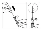 Disegno tecnico che mostra due mani che separano un cappuccio protettivo da un dispositivo medico con una freccia nera verso l'alto