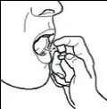 Disegno in bianco e nero di una mano che inserisce una compressa o un dispositivo medico all'interno della bocca aperta di una persona