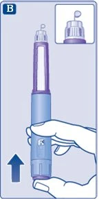 Una mano impugna un dispositivo medico cilindrico blu e viola con una freccia blu rivolta verso l'alto e un dettaglio del cappuccio in alto